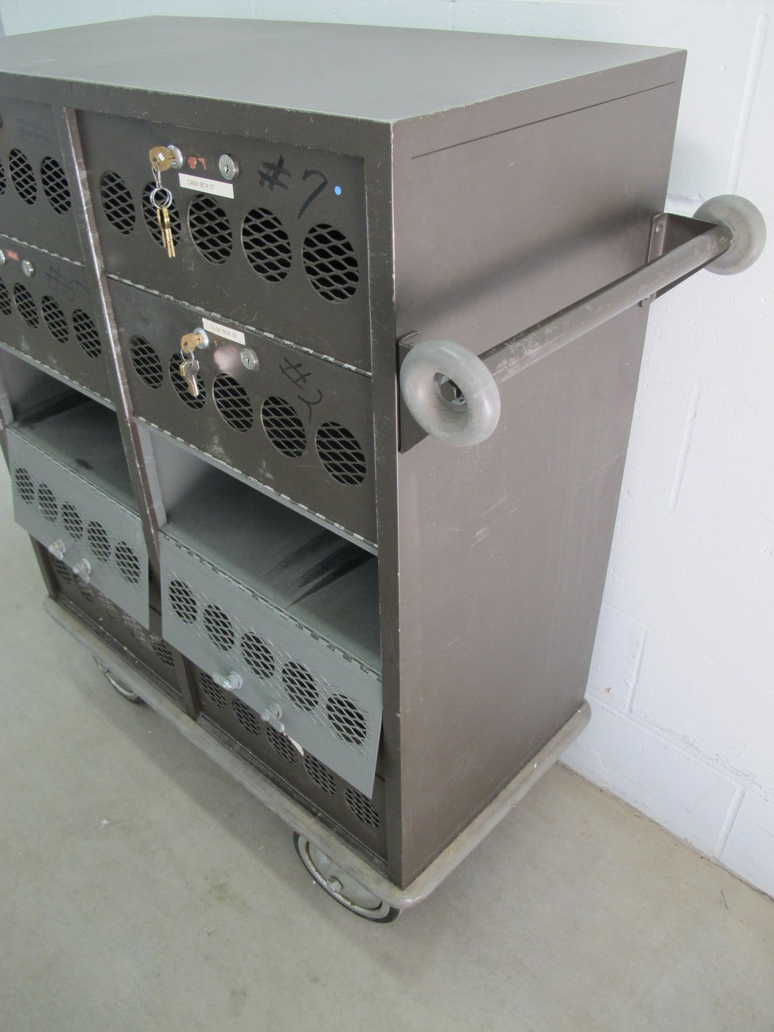 Roll Locker Rolling Industrial Locker Cabinet with 10 Lockers – Portland Revibe