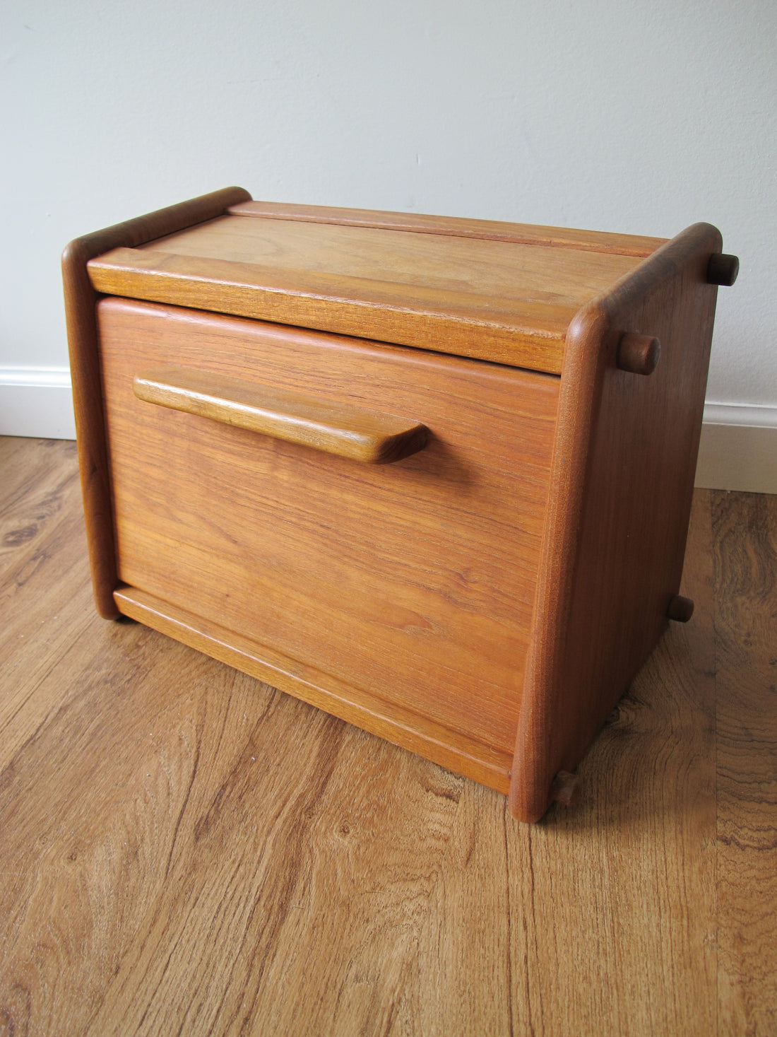 Vintage Teak Wood Bread Box – Handcrafted Thailand Kitchen Storage